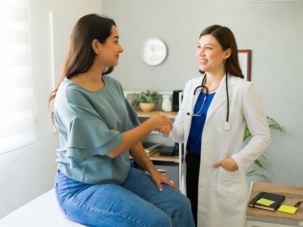 Grupo de cirujanos realizando una cirugía.